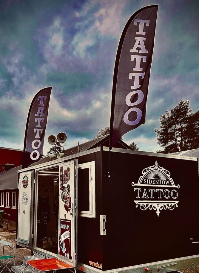 Sideshow Tattoos mobila tatueringsstudio med old school-tatueringsflaggor, Mölnlycke